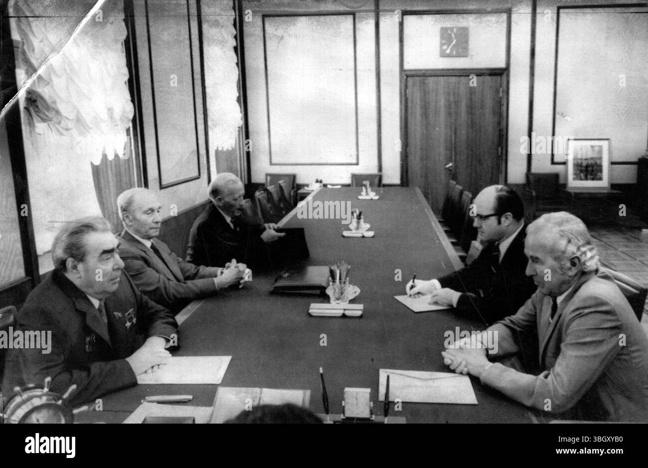 Der sowjetische Führer Leonid Breschnew (linke Front) trifft sich mit dem US-Botschafter Malcolm Toon (rechte Front) im Kreml. Ebenfalls anwesend (links), erster stellvertretender Außenminister - Wassily kusnetsov, und (rechts) neben Herrn Toon ist Jack Matlock, ein Anwalt der Botschaft. 6. Juli 1977 Stockfoto