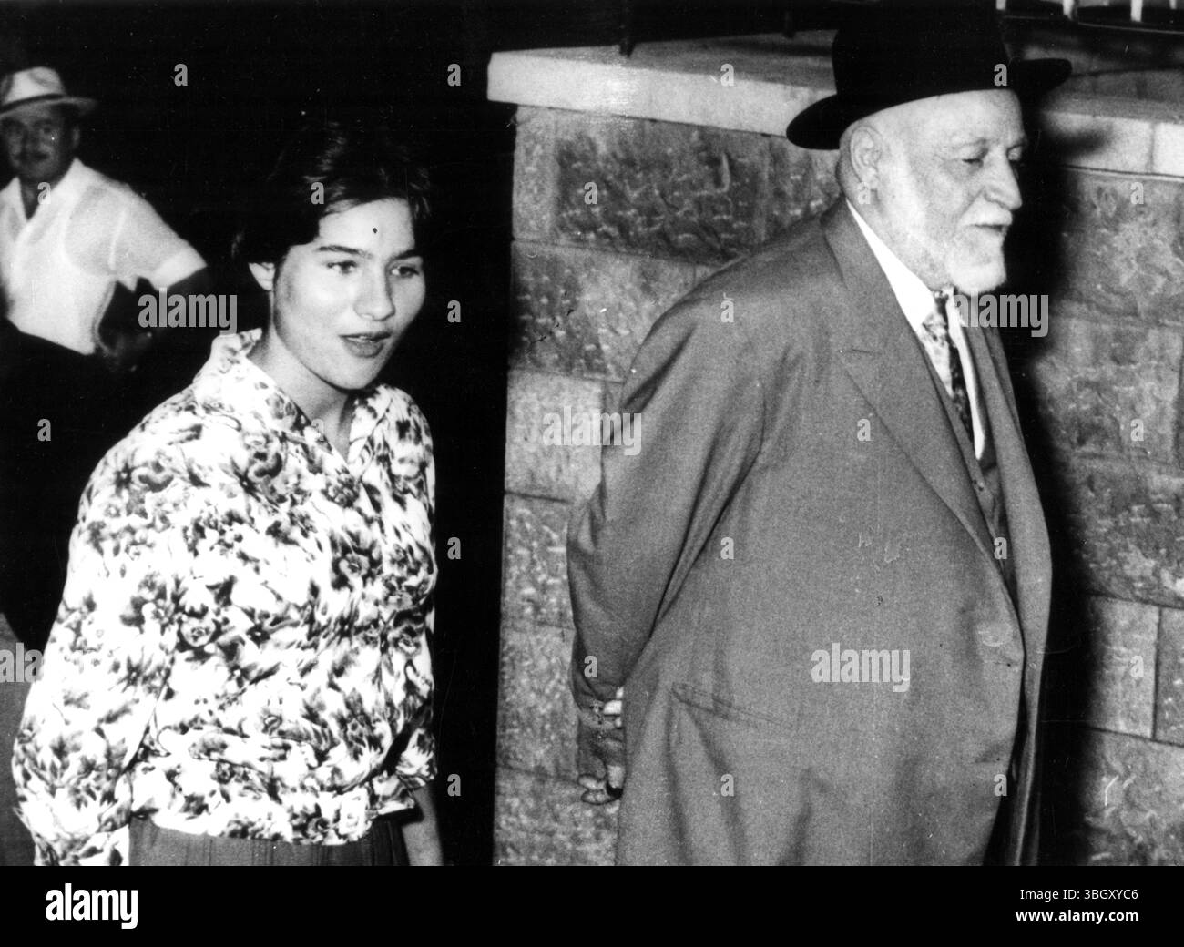 Rabbi Ya'Acov Moshe Toledano, Israels achtziger Minister für religiöse Angelegenheiten in Jerusalem, zusammen mit seiner Frau, dem 25-jährigen Miriam Sebag, einem marokkanischen Einwanderer, mit dem er heimlich heiratete. August 1960 Stockfoto