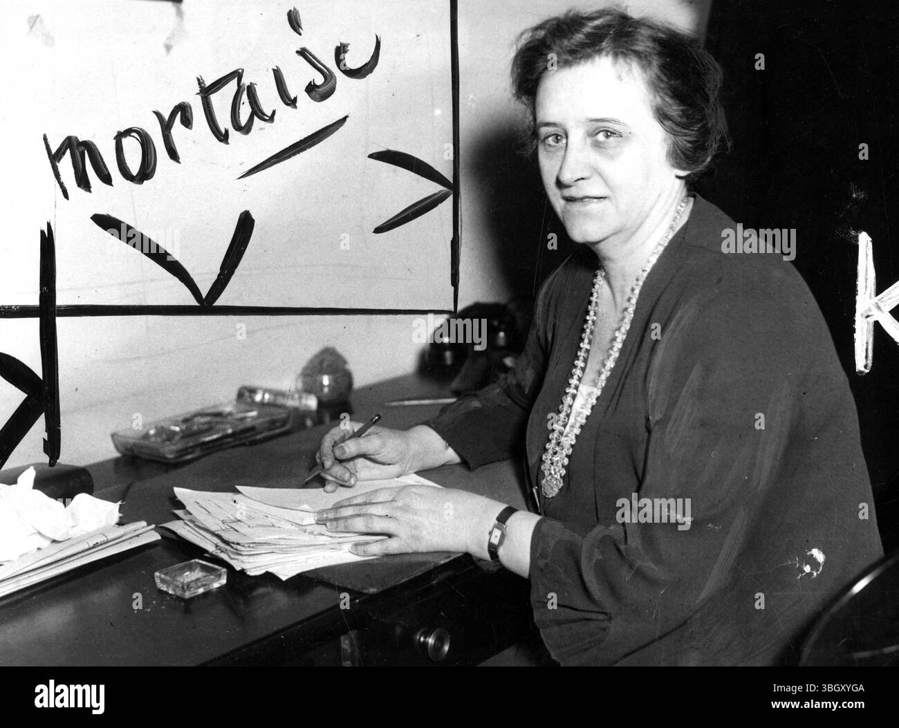 Eine der größten sozialen Auszeichnungen des Landes ist ein Angebot an das Weiße Haus, und diese begehrten Angebote werden von Miss Malvina Thompson, persönlicher Sekretärin von Mrs. Franklin D. Roosevelt, bearbeitet. Miss Thompson ist seit 10 Jahren persönliche Sekretärin der neuen First Lady. 24. Februar 1933 Stockfoto
