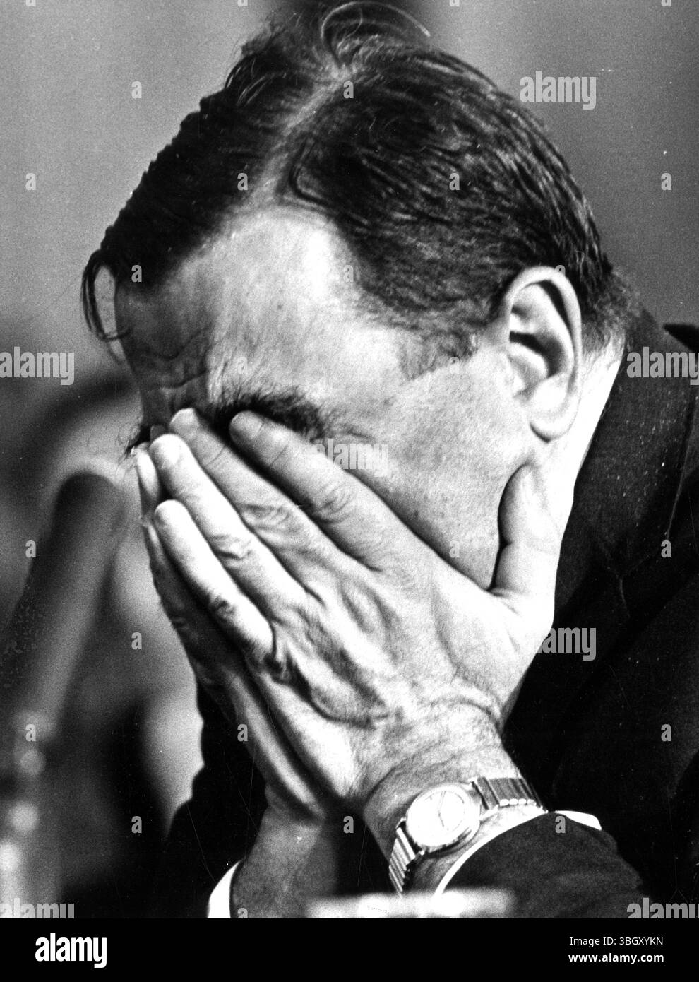 Dr. Edward Teller, der Vater der H-Bombe, steht in den Augen, als er sich dem Ende seines Auftritts vor dem Senatsausschuss für auswärtige Beziehungen näherte. Dr. Teller lehnt den atomtestvertrag ab und sagt, es sei kein Schritt in Richtung Frieden, sondern ein Schritt weg von der Sicherheit und möglicherweise ein Schritt in Richtung Krieg. August 1963 Stockfoto