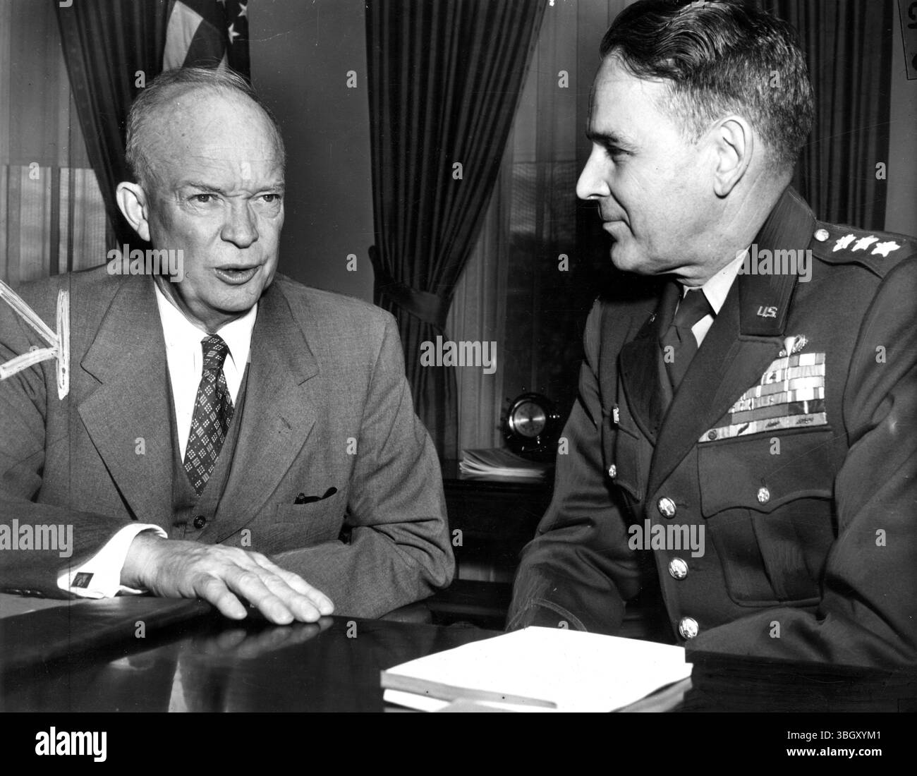 Gen Maxwell D Taylor (rechts) mit Pres Eisenhower [fehlender Titel] 24. Januar 1953 Stockfoto
