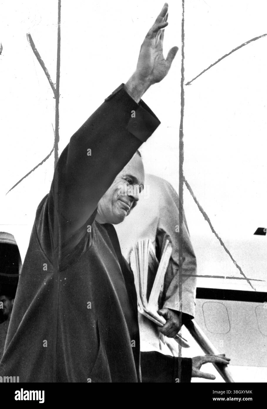 General Maxwell D.Taylor Spezialberater für das Militär von Pres Kennedy, besteigt den Regierungsjet für Südvietnam und erklärt, dass jeder Amerikaner nur zögerlich US-Soldaten in das von Guerilla befallene Gebiet schicken würde, es sei denn, es ist absolut notwendig. 15. Oktober 1961 Stockfoto