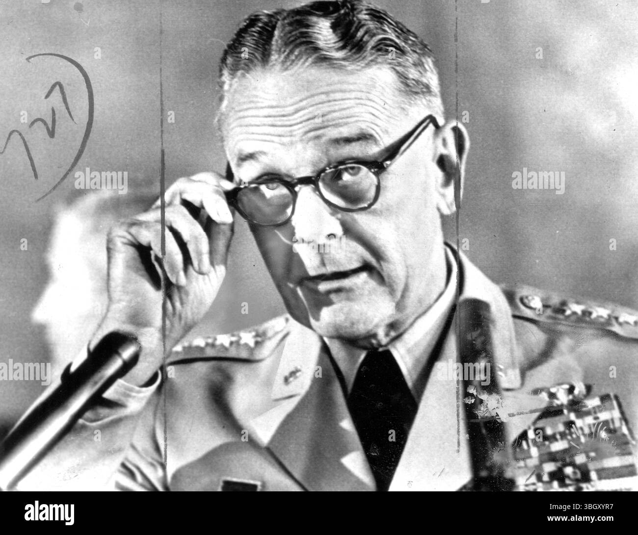 General Maxwell D.Taylor, Vorsitzender der gemeinsamen Stabschefs, erscheint vor dem Senat Foreign Relations Committee, um den vertrag über ein begrenztes Verbot von Atomtests zu unterstützen. 15/8/1963 Stockfoto