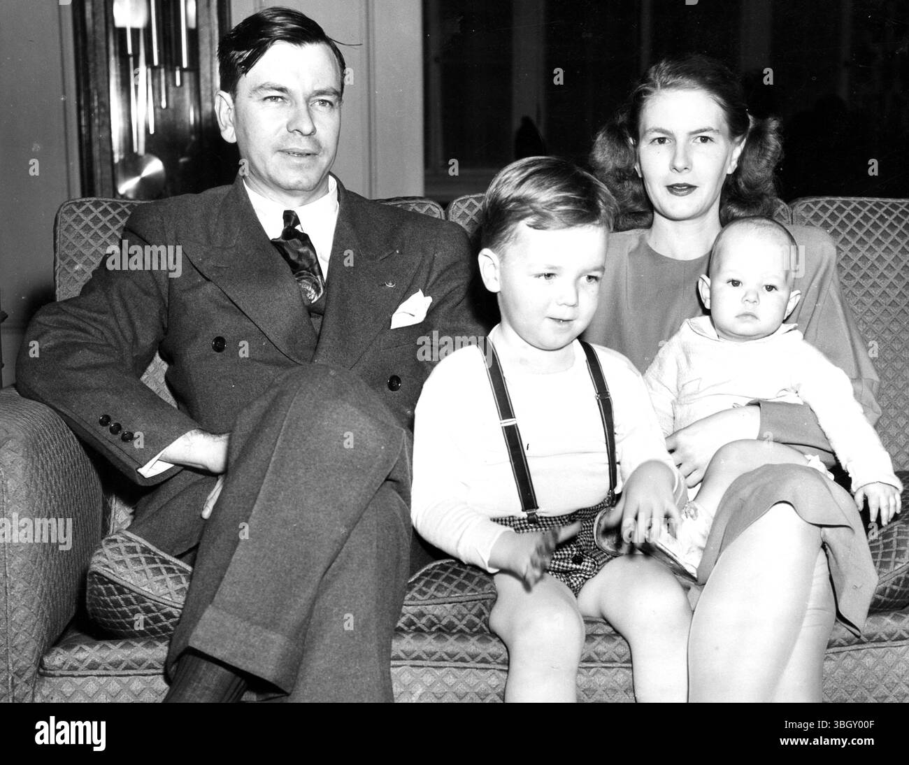 Gouverneur Herman Talmadge von Georgia, seine Frau Betty und ihre zwei Kinder Herman Eugene, 4 Jahre alt, und Robert, 11 Monate, posieren für ihr erstes offizielles Familienporträt im Gouverneurshaus. 17. Januar 1947 Stockfoto