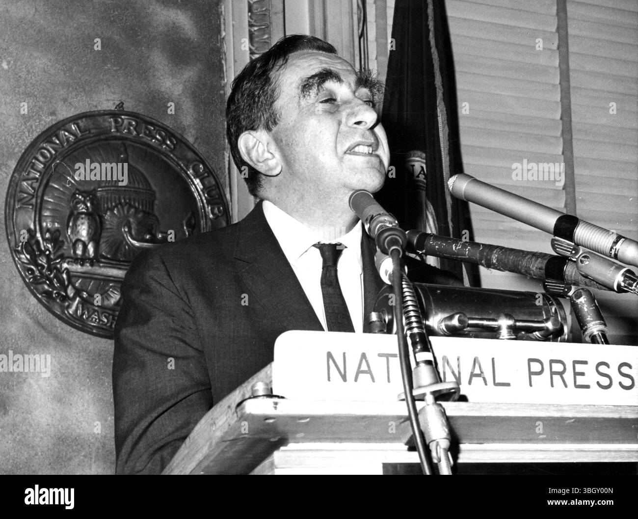Dr. Edward Teller „Vater der H-Bombe“ zeigte sich, als er vor dem National Press Club sprach und seine Position zum Atomtestverbot erneuerte, was die Effektivität des US-amerikanischen Militärgeheimdienstes in Frage stellte. August 1963 Stockfoto Dr. Edward Teller „Vater der H-Bombe“ zeigte sich, als er vor dem National Press Club sprach und seine Position zum Atomtestverbot erneuerte, was die Effektivität des US-amerikanischen Militärgeheimdienstes in Frage stellte. August 1963 Stockfoto