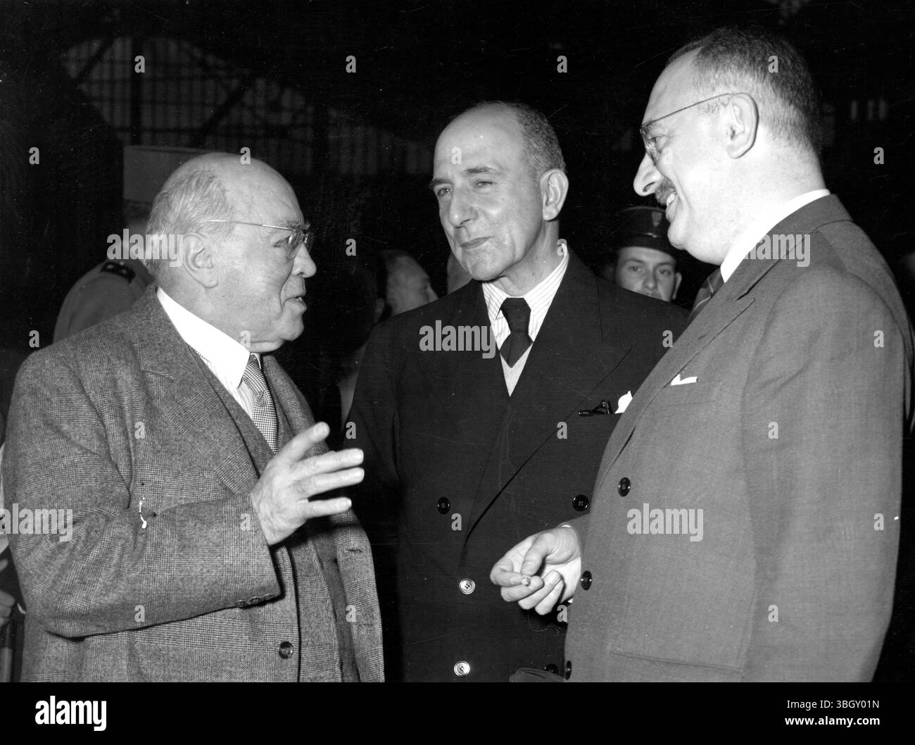 General Jean de Lattre de Tassigny - französischer Militärheld des Zweiten Weltkriegs und Kommandeur im Ersten Indochina-Krieg. (Mitte), Albert-Pierre Sarraut - französischer radikaler Politiker, zweimal Premierminister während der Dritten Republik (links). Und Jean Letourneau am 7. September 1951 Stockfoto