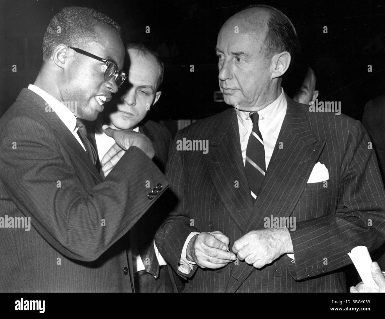 Guinea Amb Diallo Telli (links) weist auf sich hin, während er nach einer Sitzung des Sicherheitsrats im Zentrum mit Amb Adlai Stevenson spricht, ist Thomas Bartlett, Berater der US-Delegation. Während der Sitzung beschuldigte Russland Belgien und seine Verbündeten sowie das UN-Kommando der Republik Kongo, die Verantwortung für den Mord an Patrice Lumumba, dem Premierminister des Kongo, zu übernehmen. 13. Februar 1861 Stockfoto