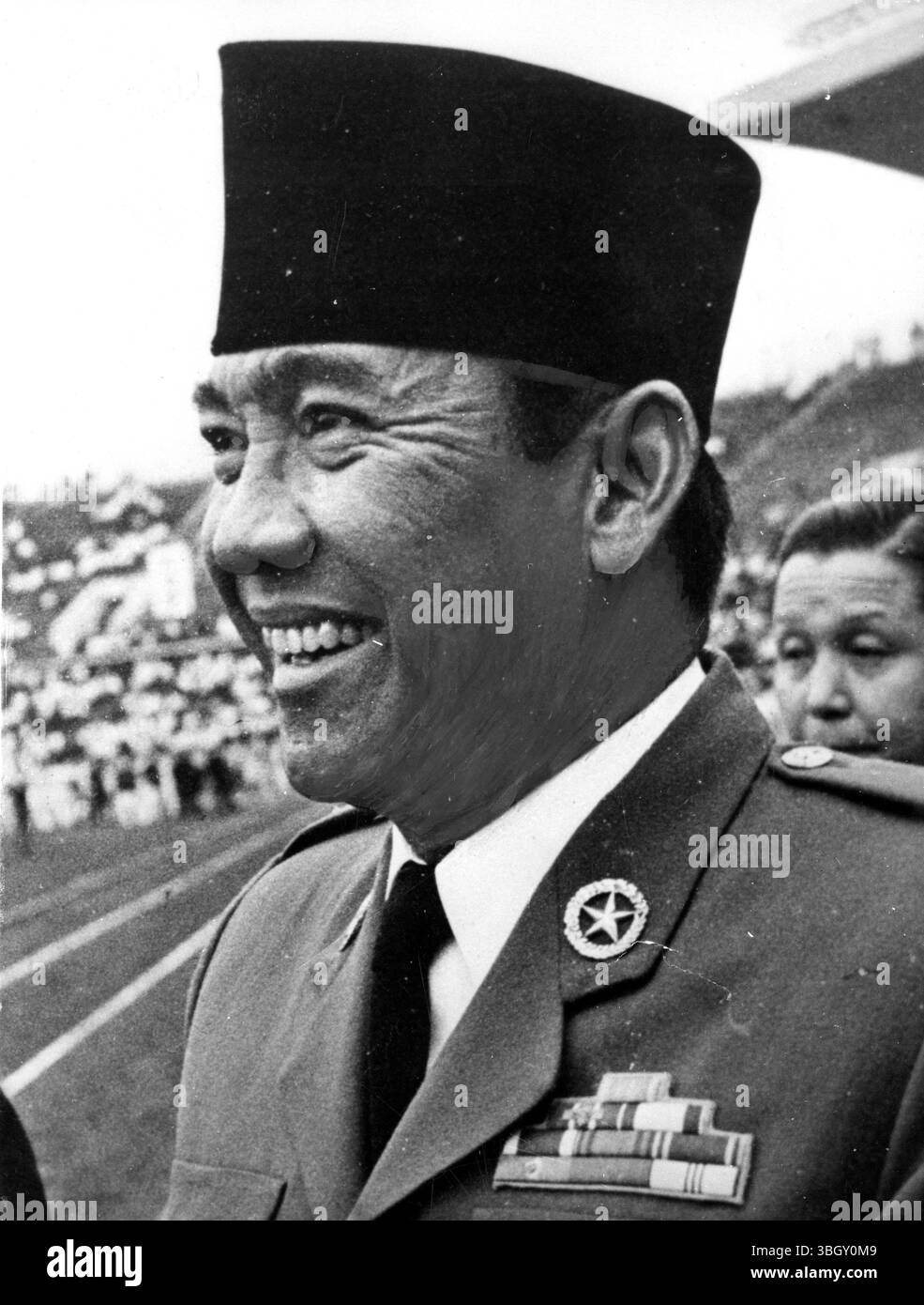 Präsident Sukarno inspiziert das nationale Leichtathletikstadion in Tokio während eines Besuchs in Japan. 11. Juni 1959 Stockfoto
