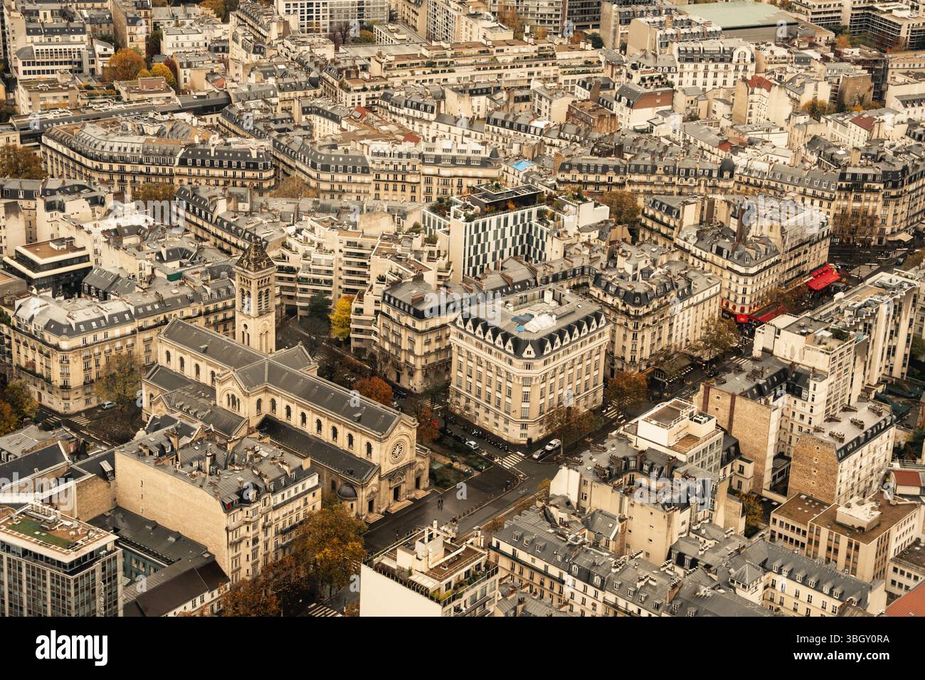 Eine detaillierte Nahaufnahme der Pariser Stadtblöcke aus der Luft, die die dichte Anordnung traditioneller Dächer, Straßen und eines berühmten historischen chur hervorhebt Stockfoto
