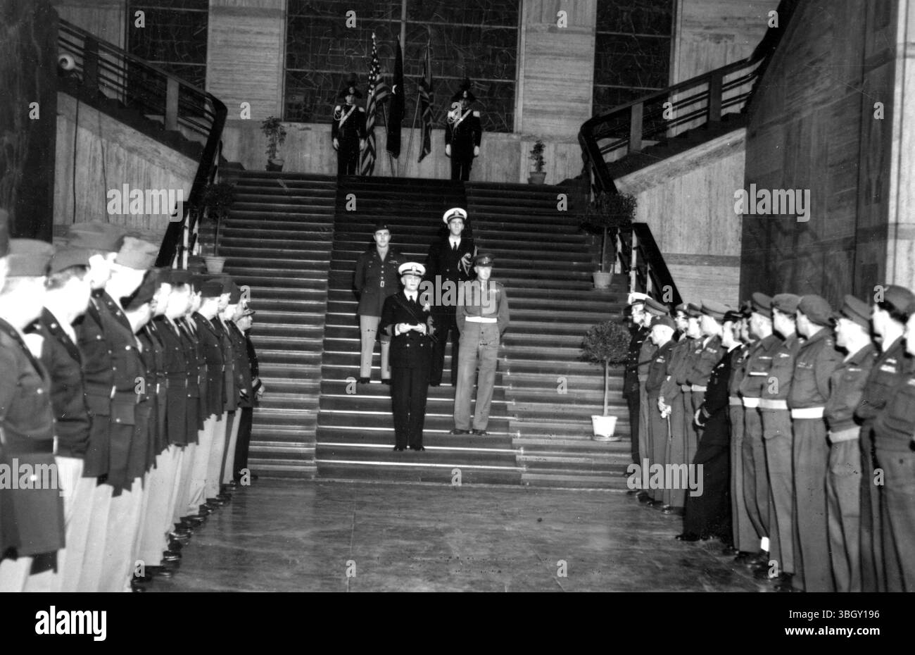 Admiral Ellery Stone, Ex-Chef der neuen alliierten kommission in Italien, verlor während einer Zeremonie zu Ehren seines offiziellen Endes seines aktiven Kriegsdienstes eine gute Botschaft an die Offiziere des amerikanischen und britischen Stabes. 12. März 1947 Stockfoto
