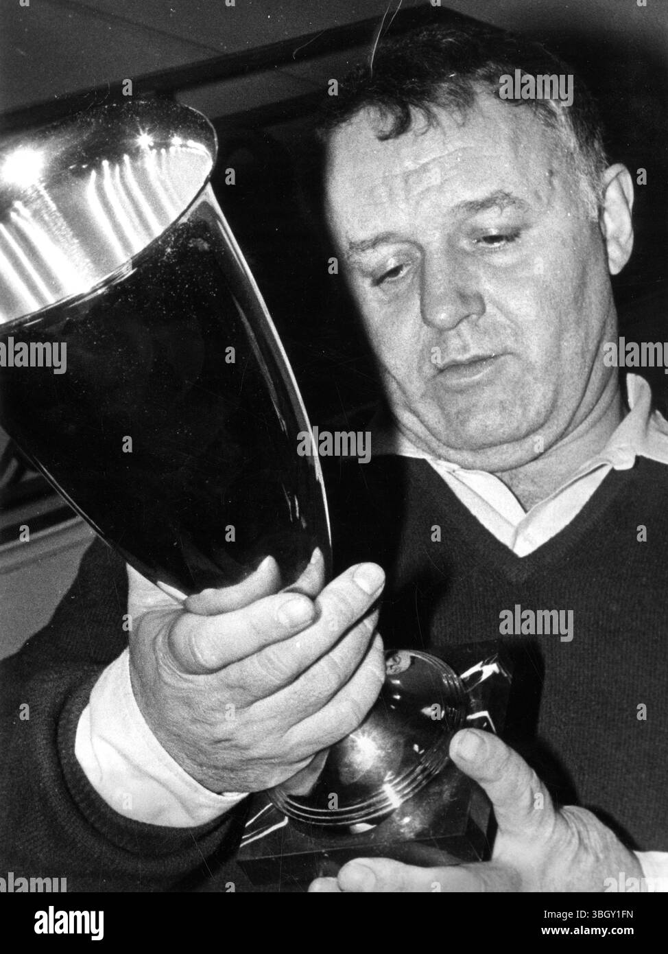 Der amerikanische Schauspieler Stephen 'Rod' Steiger sieht sich eine Trophäe an. 10. Januar 1968 [Bildunterschrift auf Französisch] Stockfoto