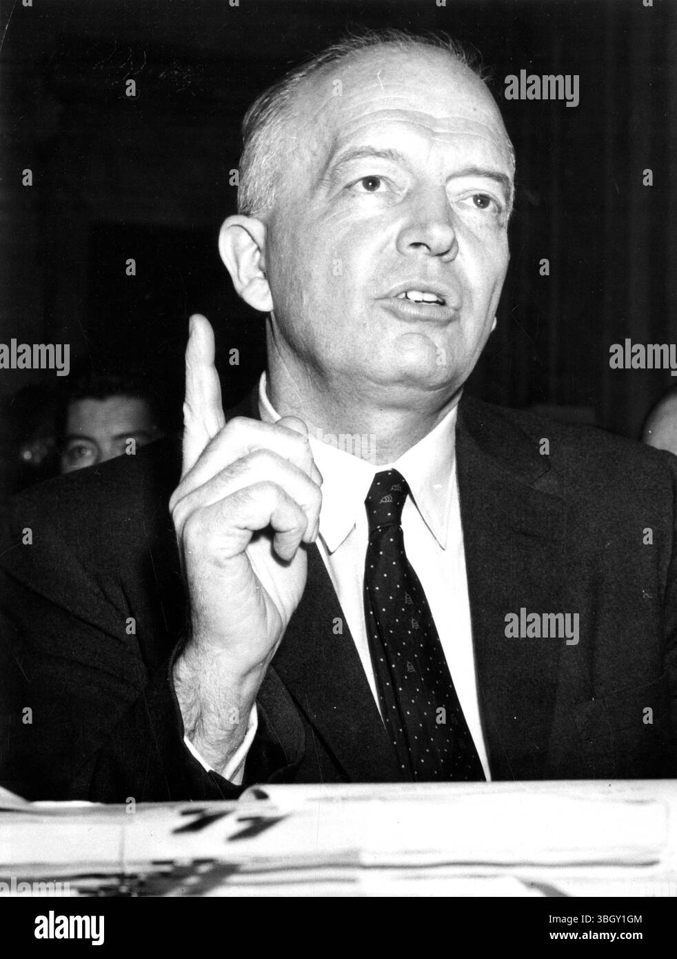 Harold E Stassen, Chef der Außenhilfe und jetzt Berater von Präsident Eisenhower für Abrüstung, erscheint vor dem Untersuchungsausschuss des Senats, um über den Handel der Alliierten mit dem sowjetischen Block auszusagen. Stassen weigerte sich, die Liste der Gegenstände zu benennen, die für den Handel mit den Roten freigelassen wurden, und sagte, dass eine solche Offenlegung „dem Feind dienen würde“. 3. September 1956 Stockfoto