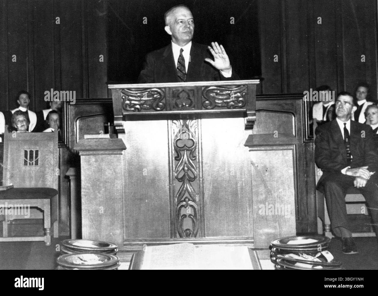 Harold Edward Stassen, spricht mit einer Gemeinde in der First Baptist Church in der Nähe von Oakland, er war Gastredner. August 1956 Stockfoto
