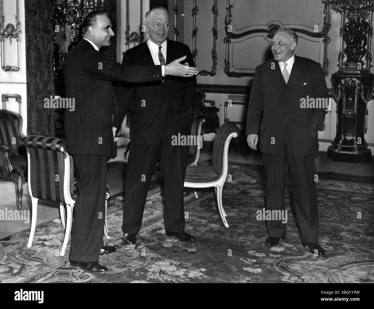 Dr. Dragoslav Protitch, Untersekretär für politische und Sicherheitspolitische Angelegenheiten der Vereinten Nationen, gibt Gesten im Gespräch mit Harold Stassen (Mitte), dem Abrüstungsexperten von Pres Eisenhower, und Valentin Zorin, dem stellvertretenden sowjetischen Außenminister, dem obersten sowjetischen Vertreter, während sich britische, französische, amerikanische, kanadische und sowjetische Vertreter im Lancaster House trafen, um die Diskussionen des Unterausschusses der abrüstungskommission der Vereinten Nationen zu erneuern. 18. März 1957 Stockfoto