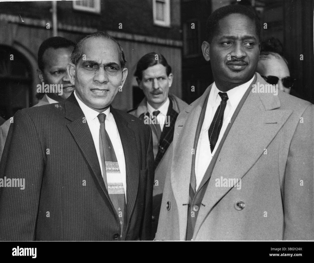 Jai Narine Singh (links), Anführer der Guayana Independent Movement, und Linden Forbes Samson Burnham, Anführer des Volkskongresses Guayana, auf dem Weg zum Polizeigericht in der Bow Street. 24. März 1960 Stockfoto