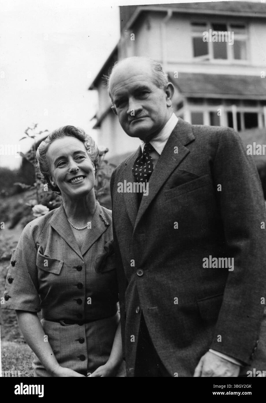 Field Marshal Sir William Slim mit seiner Frau im Garten ihres Hauses. 3. September 1952 Stockfoto