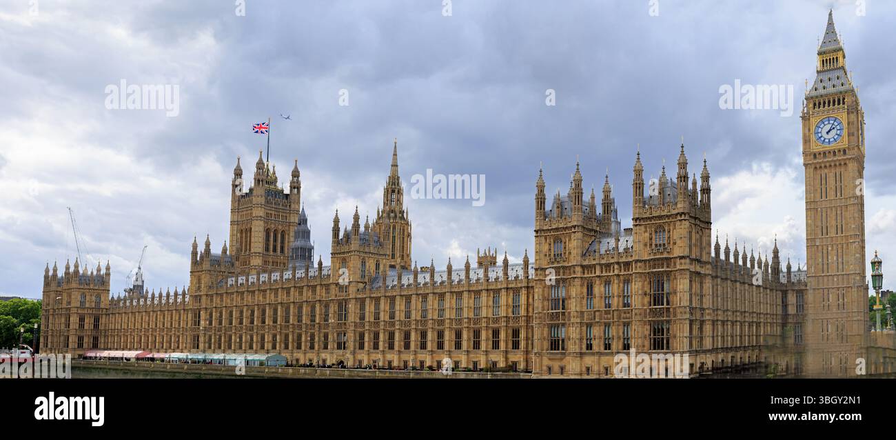 Panoramablick auf Houses of Parliament und Big Ben an der Themse, dies ist ein mehrteiliges Bild mit 3 zusammengenähten Fotos Stockfoto