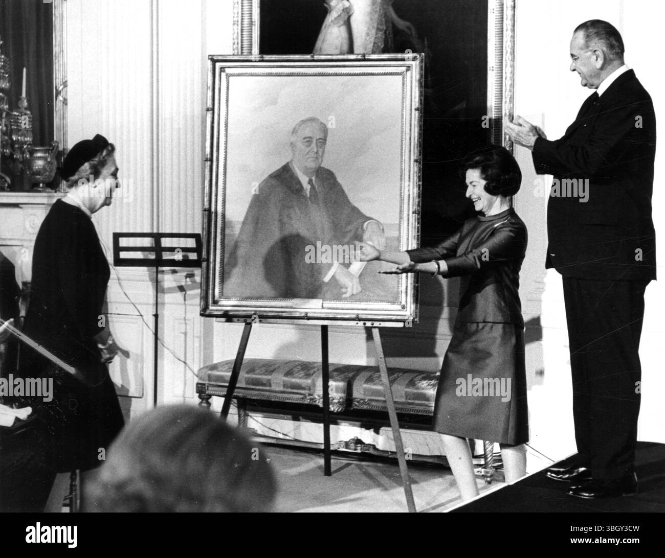 Der Applaus von Präsident Johnson und der First Lady ist Elizabeth Shoumatoff, die dieses Porträt des verstorbenen Präsidenten Franklin D. Roosevelt malte. 31. Januar 1967 Stockfoto