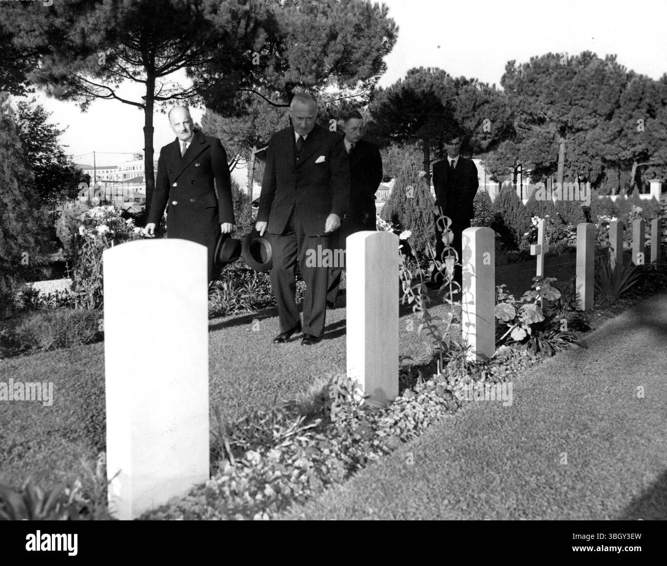 Emmanuel Shinwell (nächste Kamera) britischer Kriegsminister, spaziert durch den britischen Militärfriedhof in Rom. 24. November 1948 Stockfoto