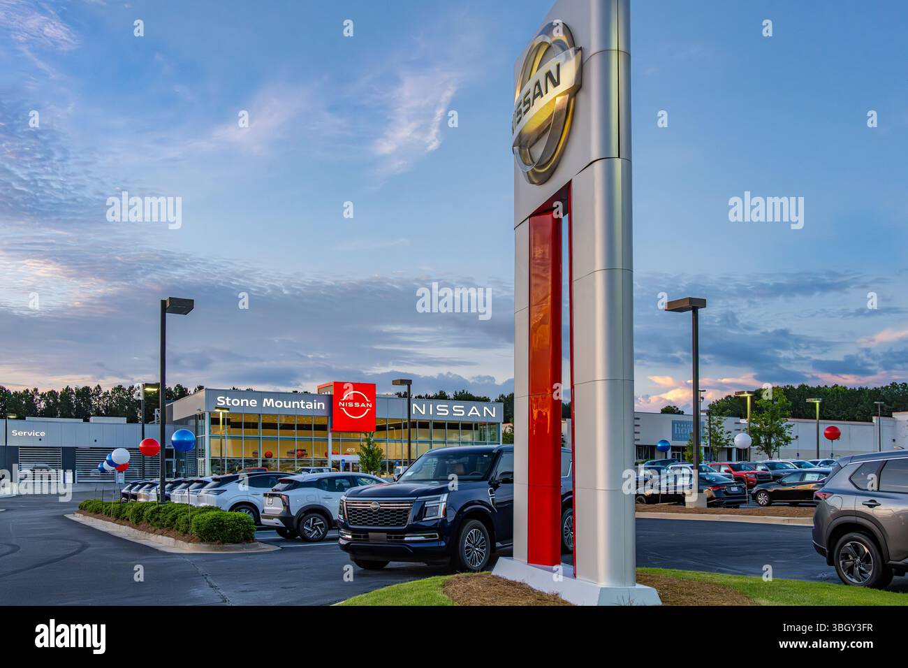 Stone Mountain Nissan Autohändler bei Sonnenuntergang in Lilburn, Georgia, östlich von Atlanta. (USA) Stockfoto