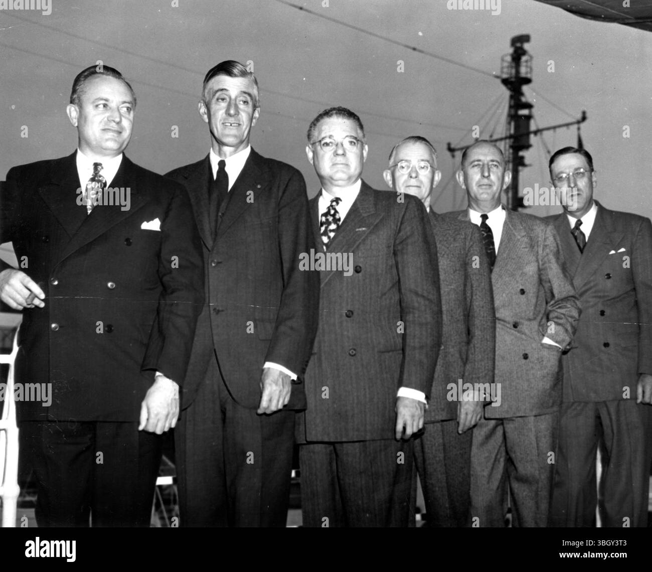 Von links nach rechts: Styles Bridge, Leverett Saltonstall, C. Wayland Brooks, Guy Cordon, Richard Russell und Milton R. Young, die auf einem Deck der SS stehen. Amerika in New York. 8. Oktober 1947 Stockfoto