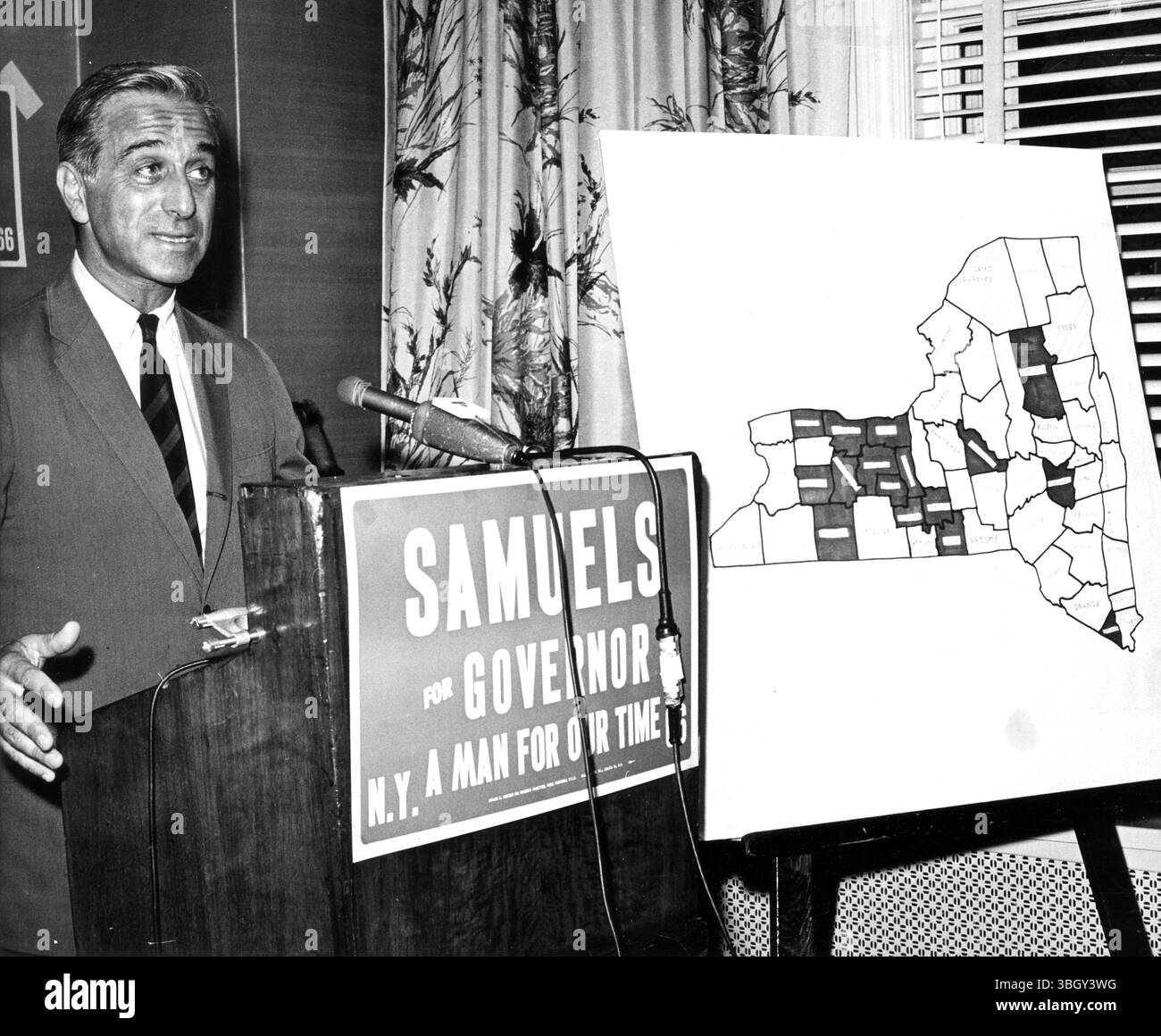 Howard J. Samuels spricht auf einer Pressekonferenz, auf der er ankündigte, dass demokratische Führer von 17 Countys im Hinterland sich bereit erklärt hätten, ihn bei seinem Antrag auf die Nominierung des demokratischen Gouverneurs zu unterstützen. 18. Juli 1966 Stockfoto