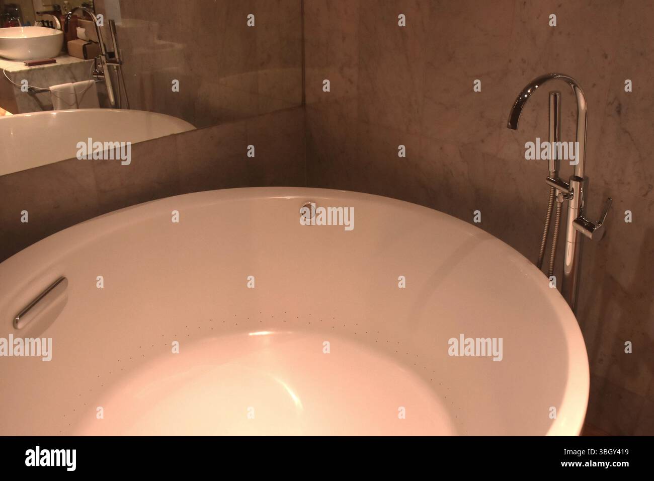 Große weiße Badewanne und Spiegel im Bad Stockfoto