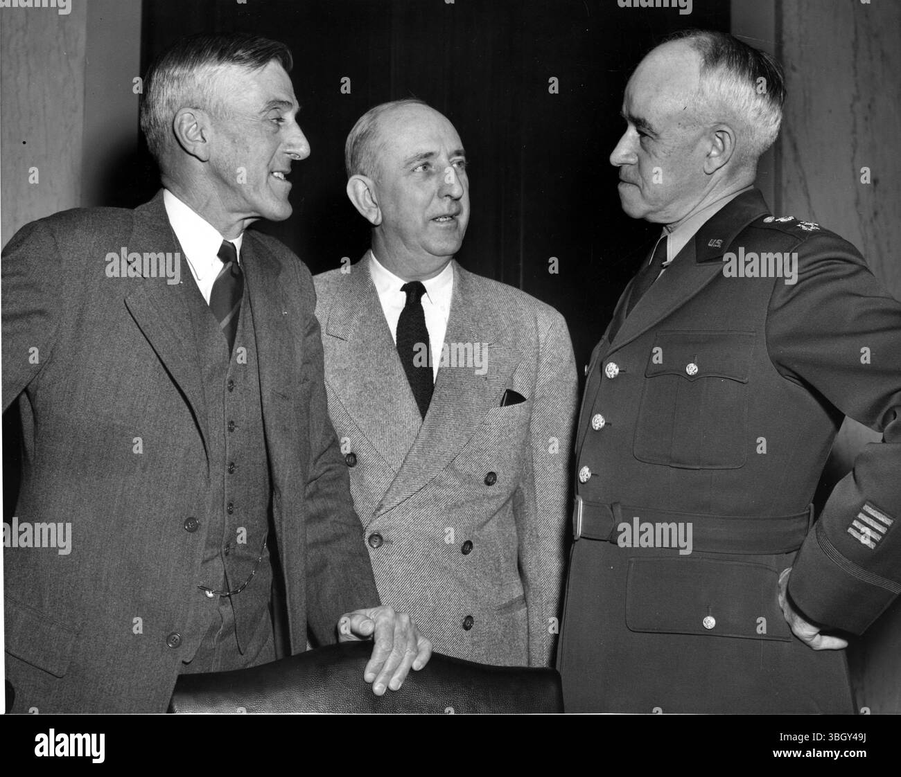 General Omar Bradley (rechts) Vorsitzender der Joint Chiefs of Staff, beruft sich mit Senator Leverett Saltonstall (links) und Senator Richard B. Russell, C kam, um vor dem Komitee auszusagen. 14. Januar 1952 Stockfoto
