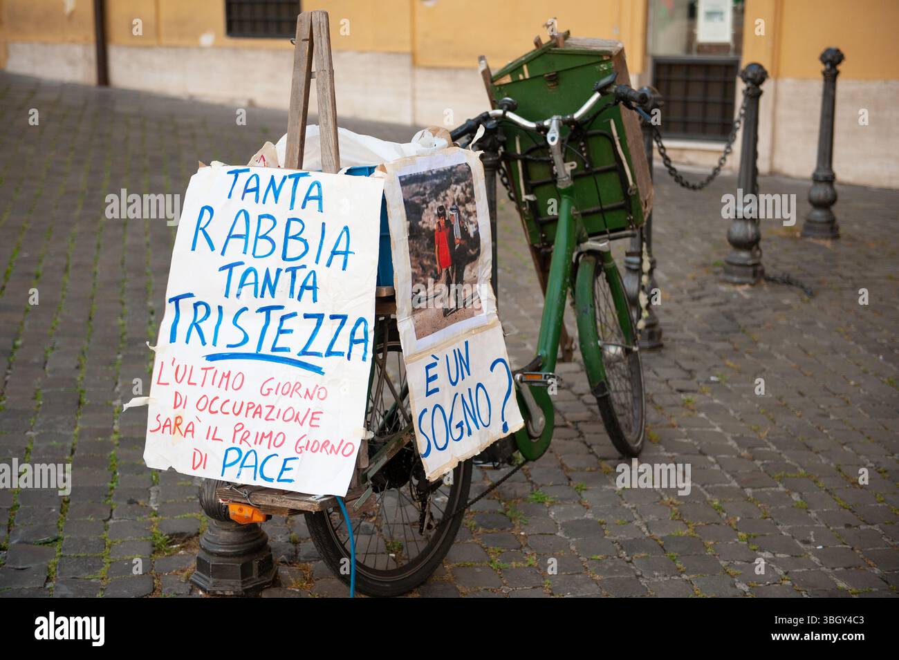 Rom, Italien 06. Juni 2025: Permanenter Sitz gegen den Völkermord in Palästina vor dem Palazzo Montecitorio, Sitz der italienischen Abgeordnetenkammer – Presidio Pro Palestina, Montecitorio © Andrea Sabbadini Stockfoto