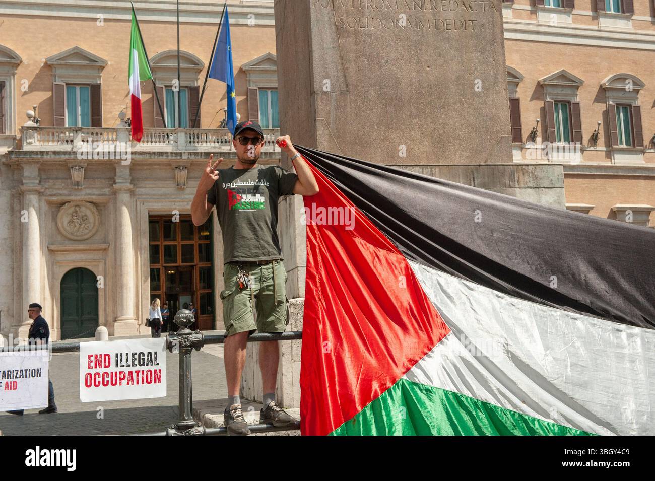 Rom, Italien 06. Juni 2025: Permanenter Sitz gegen den Völkermord in Palästina vor dem Palazzo Montecitorio, Sitz der italienischen Abgeordnetenkammer – Presidio Pro Palestina, Montecitorio © Andrea Sabbadini Stockfoto
