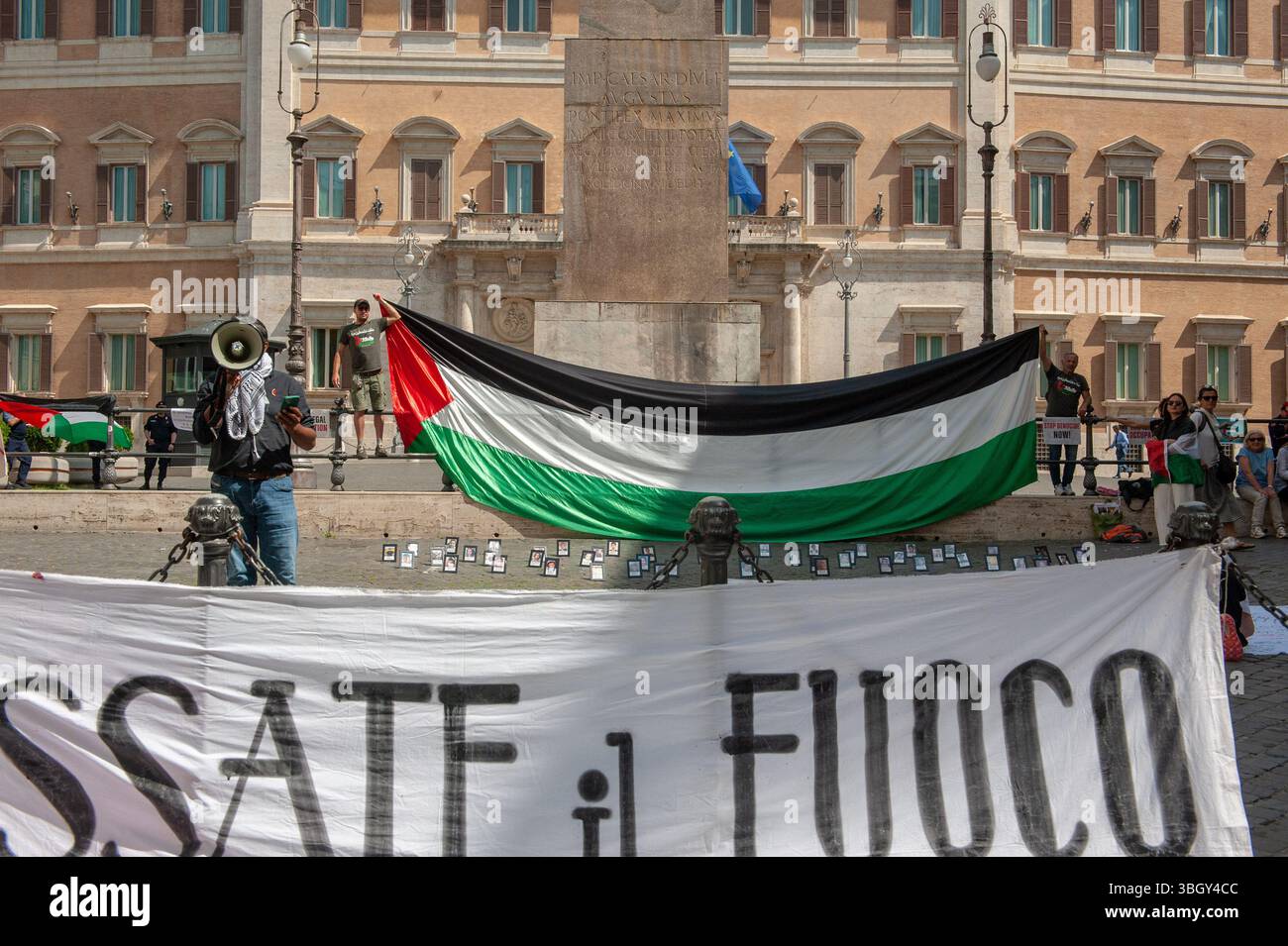 Rom, Italien 06. Juni 2025: Permanenter Sitz gegen den Völkermord in Palästina vor dem Palazzo Montecitorio, Sitz der italienischen Abgeordnetenkammer – Presidio Pro Palestina, Montecitorio © Andrea Sabbadini Stockfoto