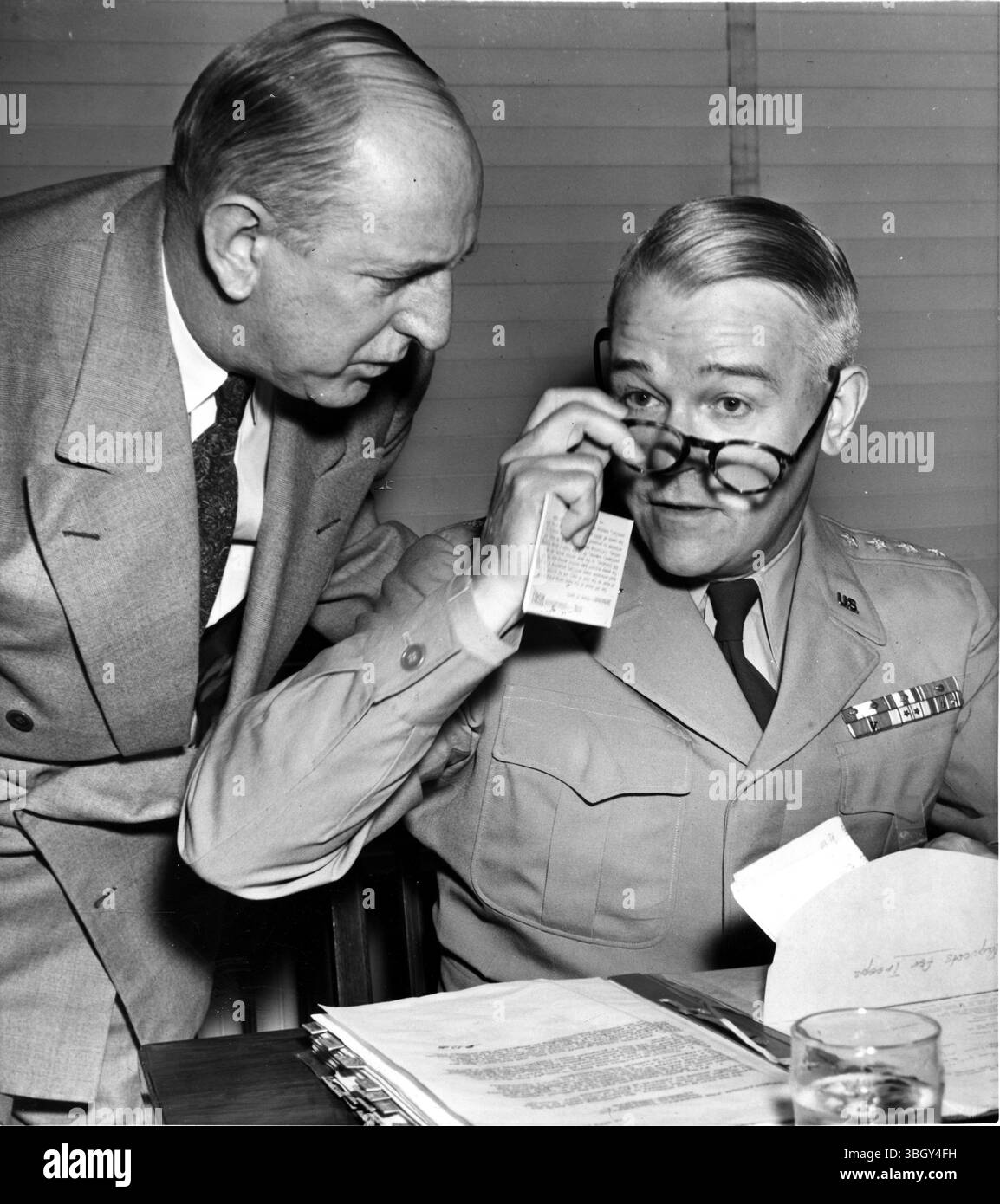 General J. Lawton Collins (rechts) berät sich mit Senator Richard B. Russell, dem Vorsitzenden des gemeinsamen senatsausschusses für bewaffnete Dienste und Außenbeziehungen, während er sich auf die Aussage über die Entlassungsuntersuchung von MacArthur vorbereitet. 26. Mai 1951 Stockfoto