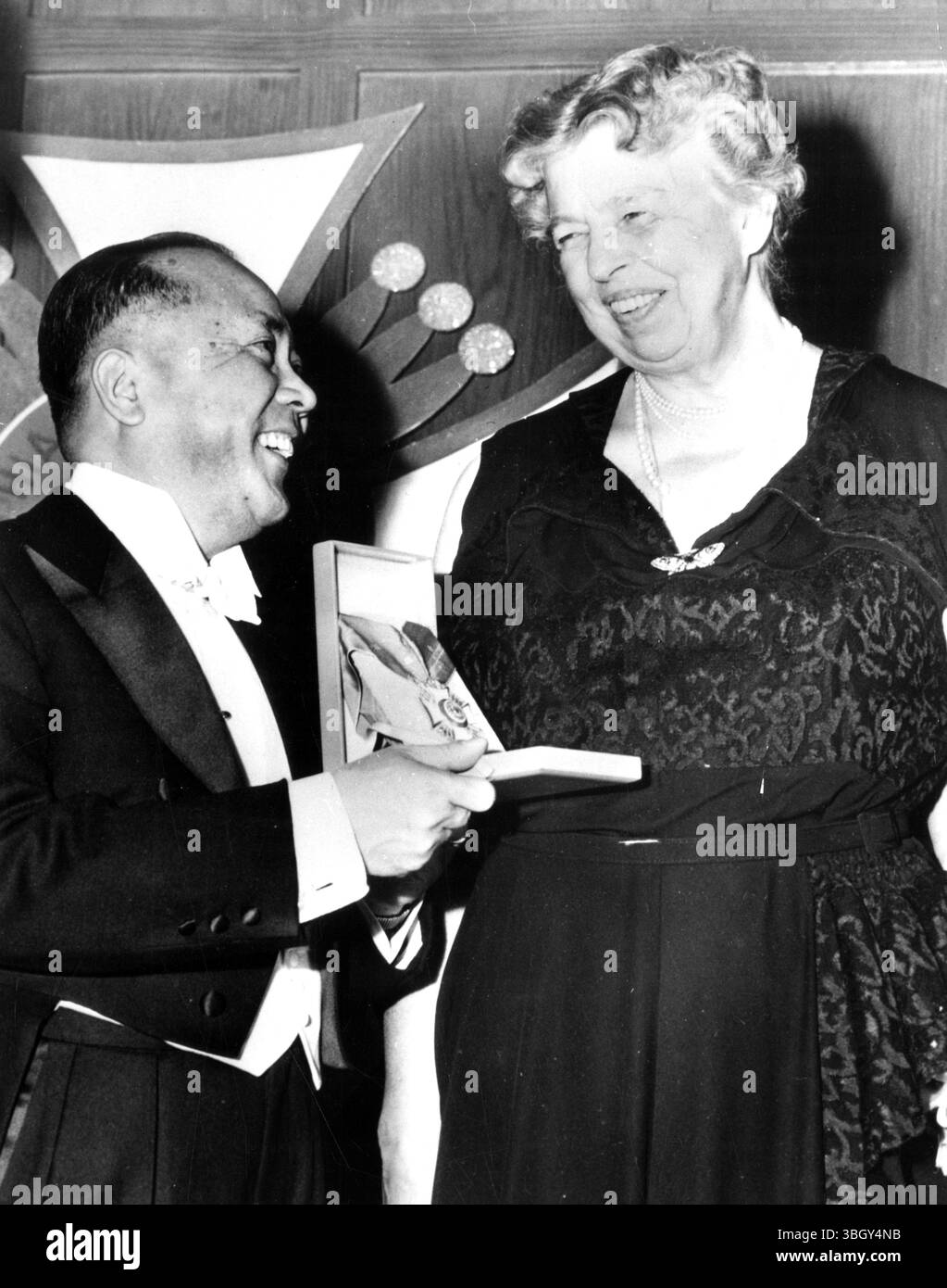 Dr. You Chan Yang, Botschafter der Republik Korea, überreicht Mrs. Franklin D. Roosevelt das Maltakreuz in der Feiertagsangelegenheit der Philadelphia Cotillion Society in der Convention Hall. 1. Januar 1953 Stockfoto