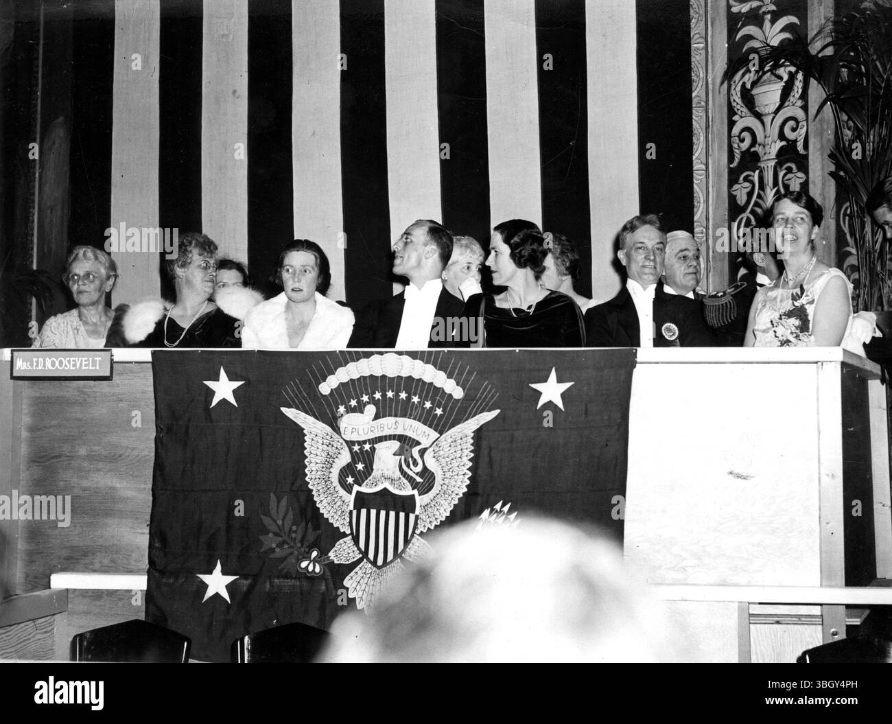 Mrs. Franklin D Roosevelt, die neue First Lady der Nationen und eine angesehene Gruppe von Freunden, die das Geschehen während des Eröffnungsballs im Washington Auditorium betrachten. Im Zentrum steht James Roosevelt, ihr Sohn. 4. März 1933 Stockfoto