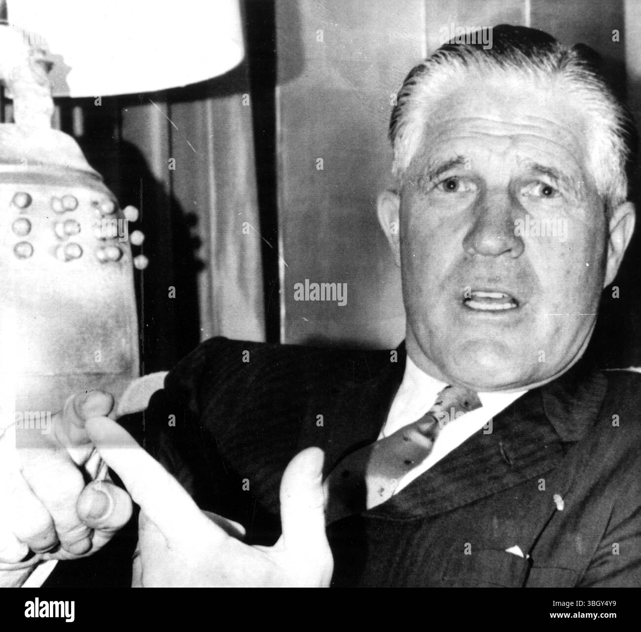 George Romney, Gouverneur von Michigan, erzählt dem ehemaligen Vizepräsidenten Richard M Nixon und mehreren republikanischen Gouverneuren, dass er ein Kandidat für die Präsidentschaftskandidatur der GOP 1964 werden sollte. 9. Juni 1964 Stockfoto