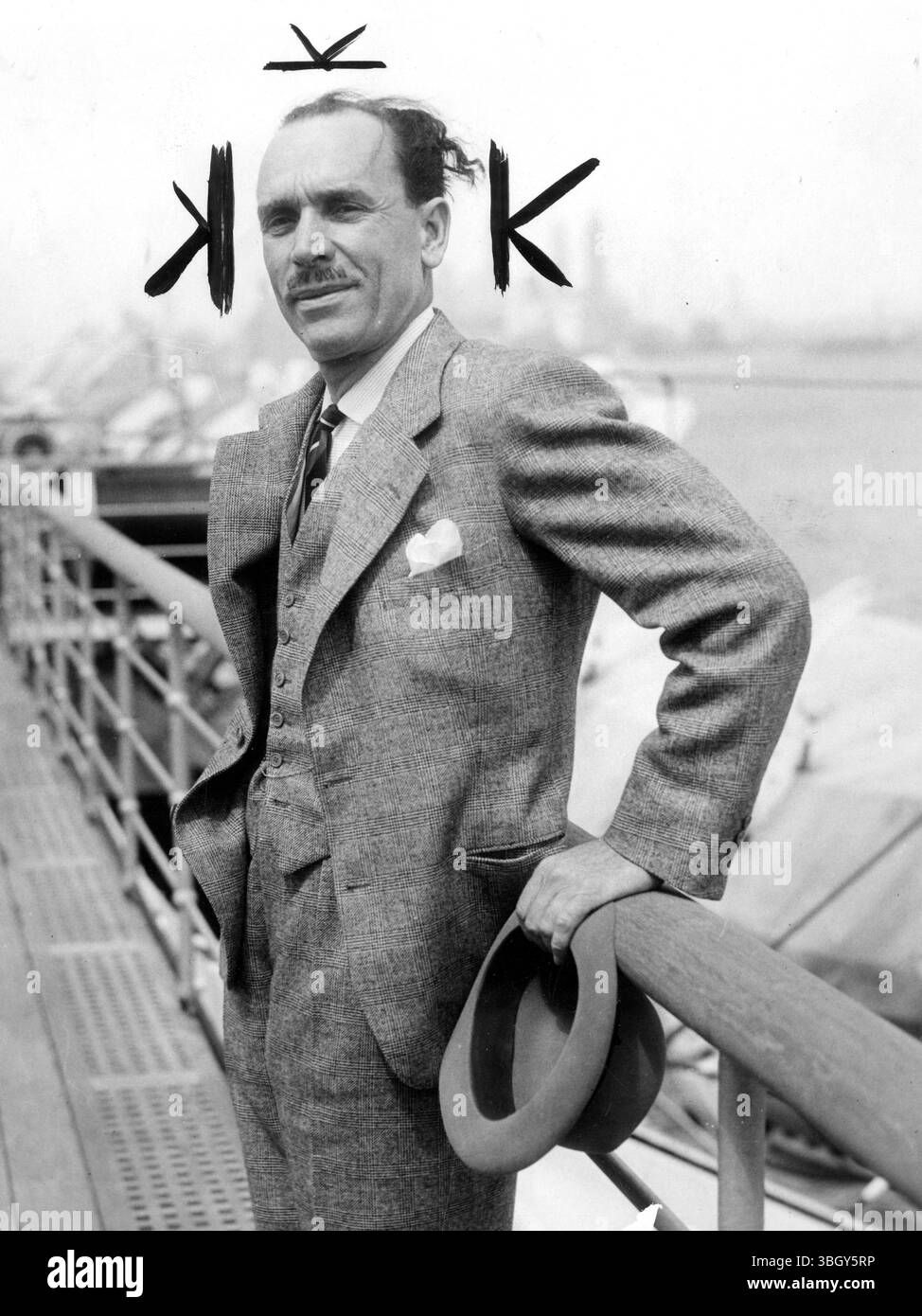 Jean Prouvost, Direktor von Paris-Soir, Frankreichs größter Abendzeitung, fotografierte an Bord der SS Normandie. 25. Mai 1936 Stockfoto