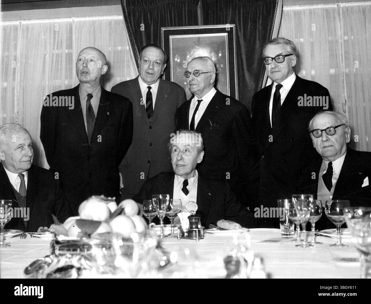 Louis Aragon, Roland Dorgeles, Andre Billy, Armand Salacrou, Philippe Heriat, Alexandre Arnoux und Raymond Queneau. 2. Januar 1968 Stockfoto