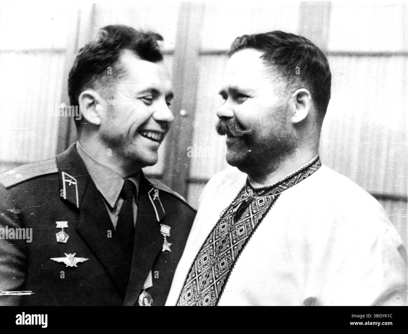 Weltraumheld und Vater. Russlands jüngster Eroberer des Weltraums, Oberst Pawel Popowitsch, und sein Vater, Roman Porfeuerwitsch, wurden kürzlich in Moskau fotografiert, wo der Kosmonaut und seine Familie sich nach Popowitschs kürzlichem Marathonflug an Bord von Vostock 4 in den Weltraum entspannen. August 1962 Stockfoto