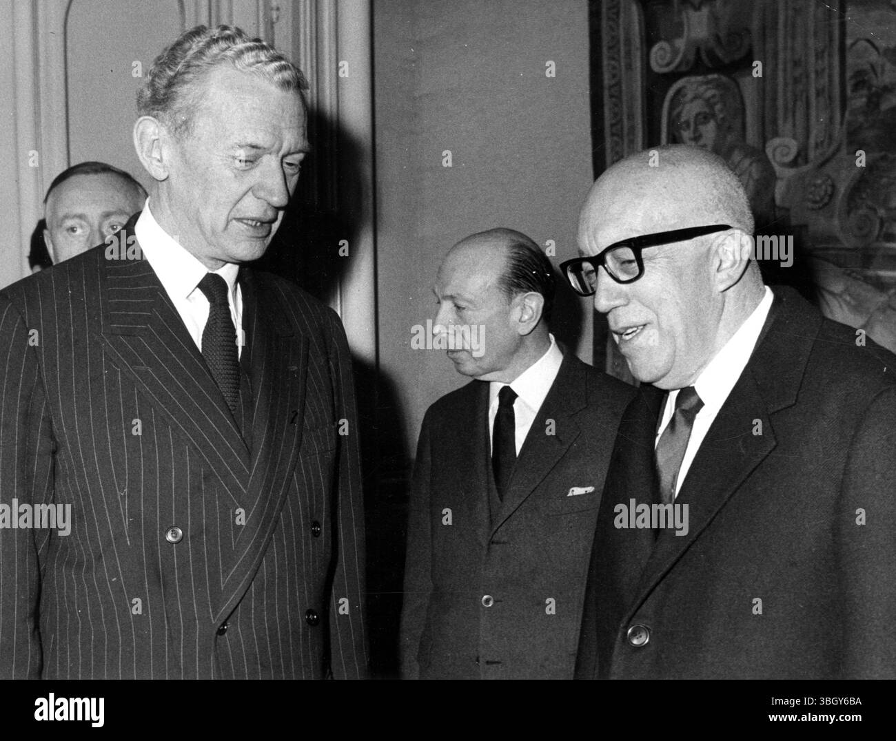 Herr Murice Couve de Murville. Und Jose de Magalhaes Pinto. 30. Januar 1968 Stockfoto