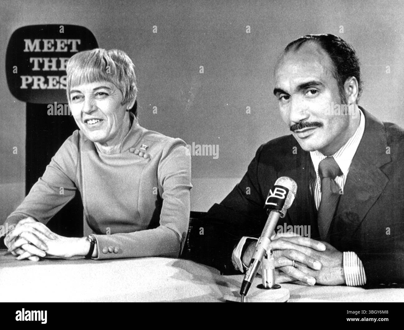 Jean Westwood (links), Vorsitzende der Demokratischen Partei, und Basil Paterson, stellvertretender Vorsitzender der Partei, sprechen während eines Presseinterviews über NBC. 30. Juli 1972 Stockfoto