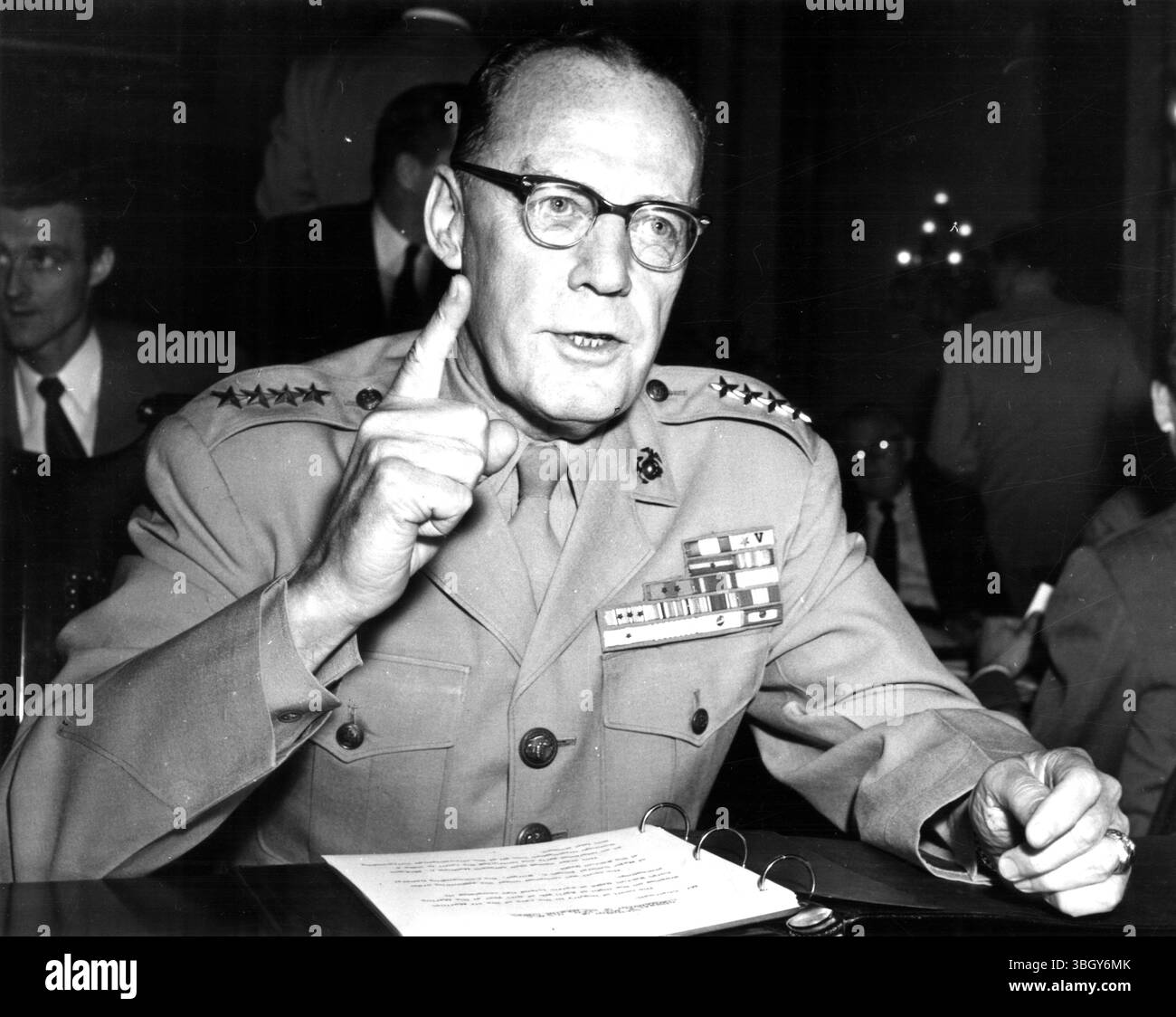 General Randolph McCall Pate, Kommandant des Marine Corps, sagt vor dem House Armed Service Committee aus, um von den Ergebnissen des Marine Corps Court of Exposure im Fall des Ertrinkens von sechs Rekruten auf Parris Island zu berichten. 2. Mai 1956 Stockfoto