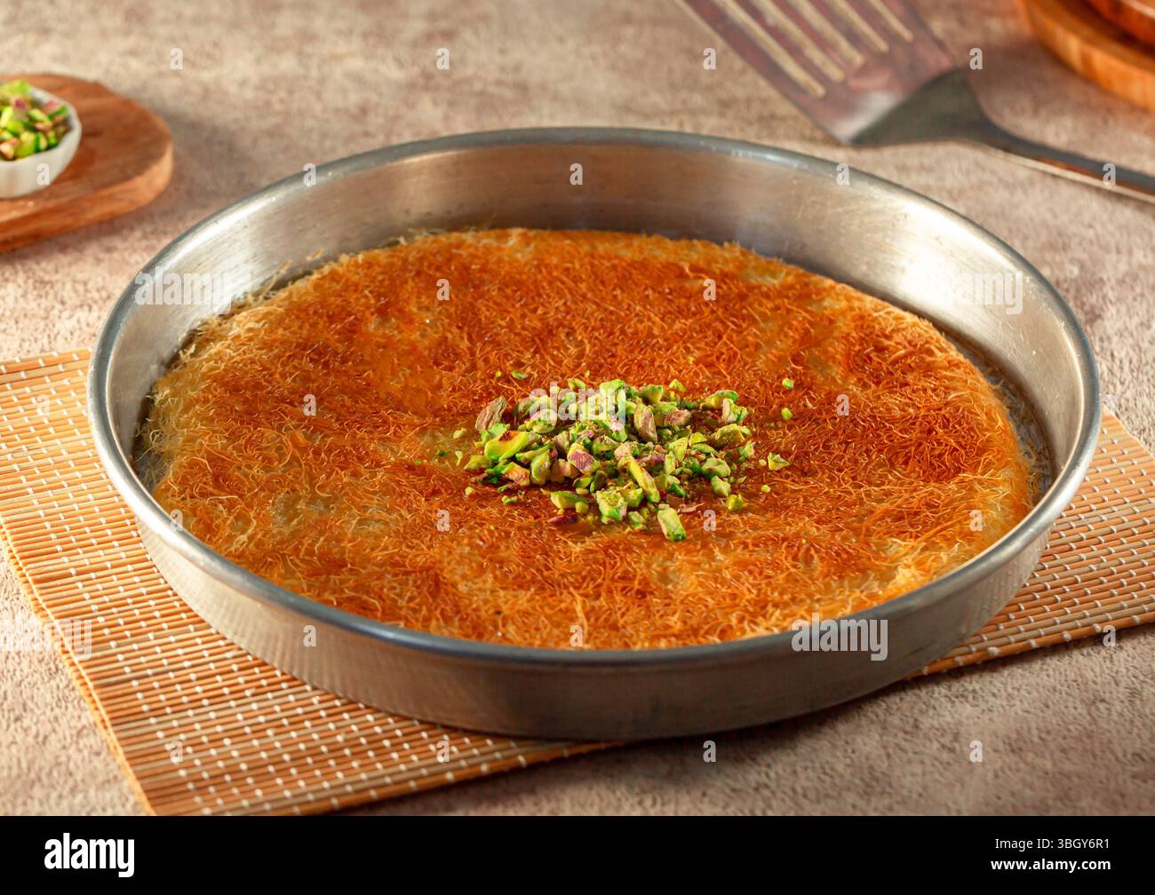 Knafeh, osmanisches arabisches Dessert aus dem Nahen Osten. Stockfoto