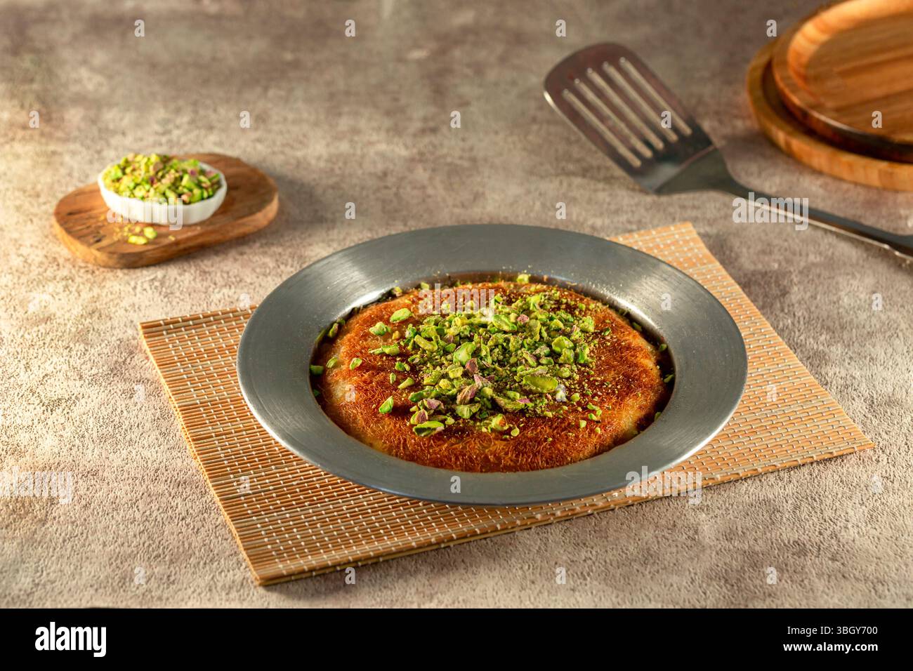 Arabische türkische Süßigkeiten aus dem Nahen Osten, Knafeh. Stockfoto