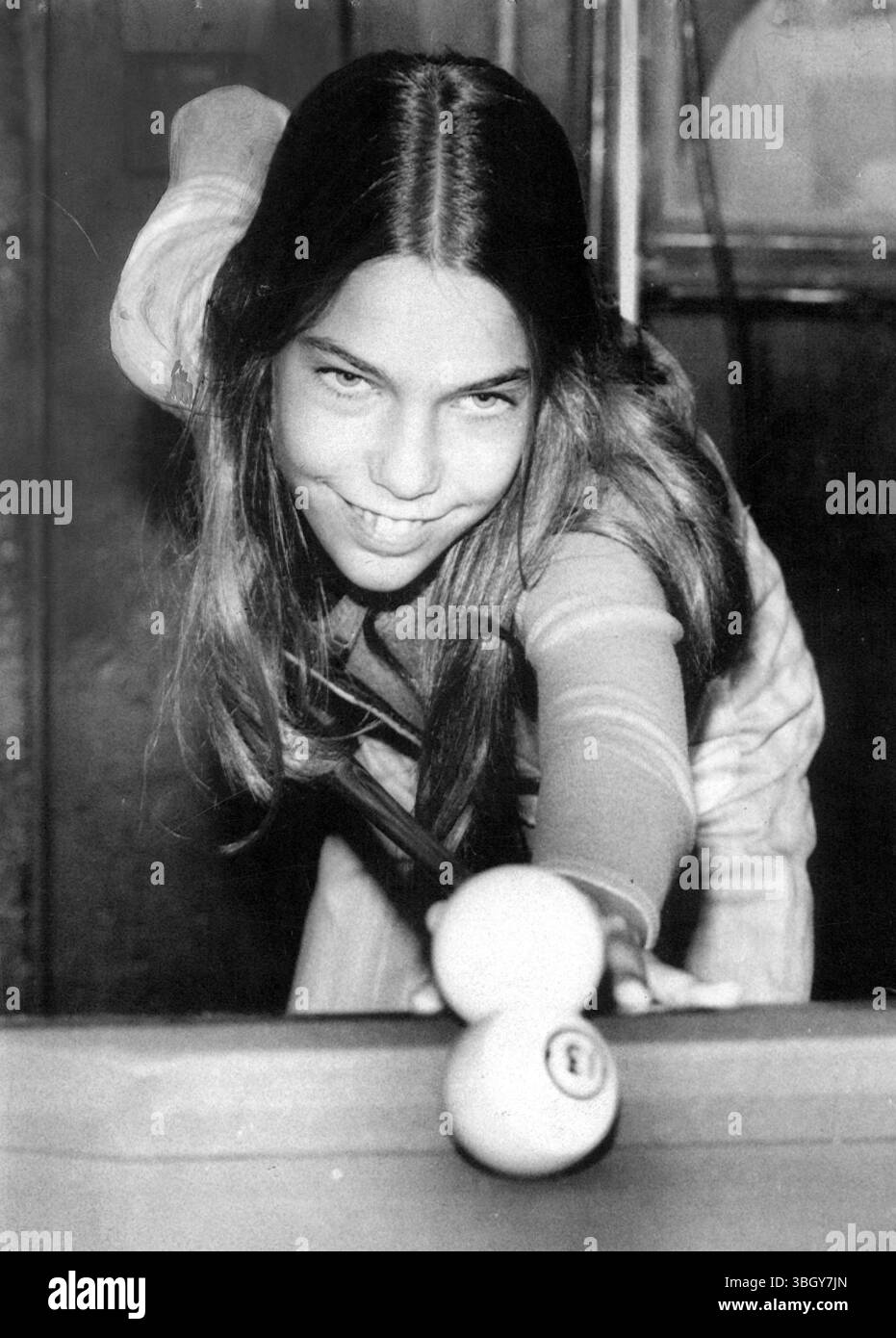Laurie Organowski, 11, zeigt einen Ball in ihrem Haus in Garwood, NJ, und bereitet sich auf das World Open Pocket Billiards Championship Turnier im nächsten Monat vor. 4. August 1977 Stockfoto