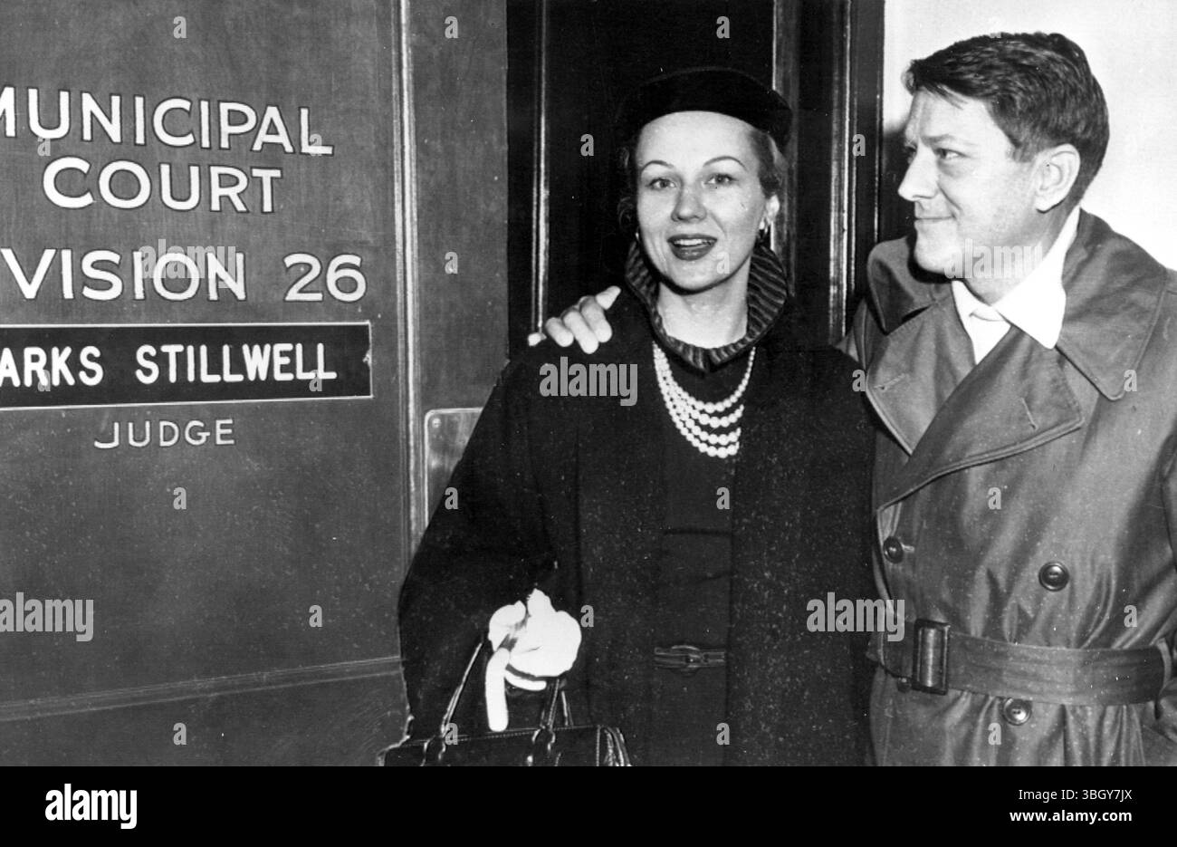 Suchen Sie bei Traktoraufnahmen. Der Schauspieler Michael O’Shea und seine Frau, die Schauspielerin Virginia Mayo, verlassen das Gemeindegericht, nachdem ihm eine Geldstrafe von 250 Dollar und eine 30-tägige Bewährungsstrafe plus 3 Jahre Bewährungsstrafe, 24 Dollar auferlegt wurden. Januar wegen der Anklage, dass er am 7. November ein Zweikalibergewehr auf seinen Traktor abfeuerte und zwei Reifen platte. 24. Januar 1957 Stockfoto
