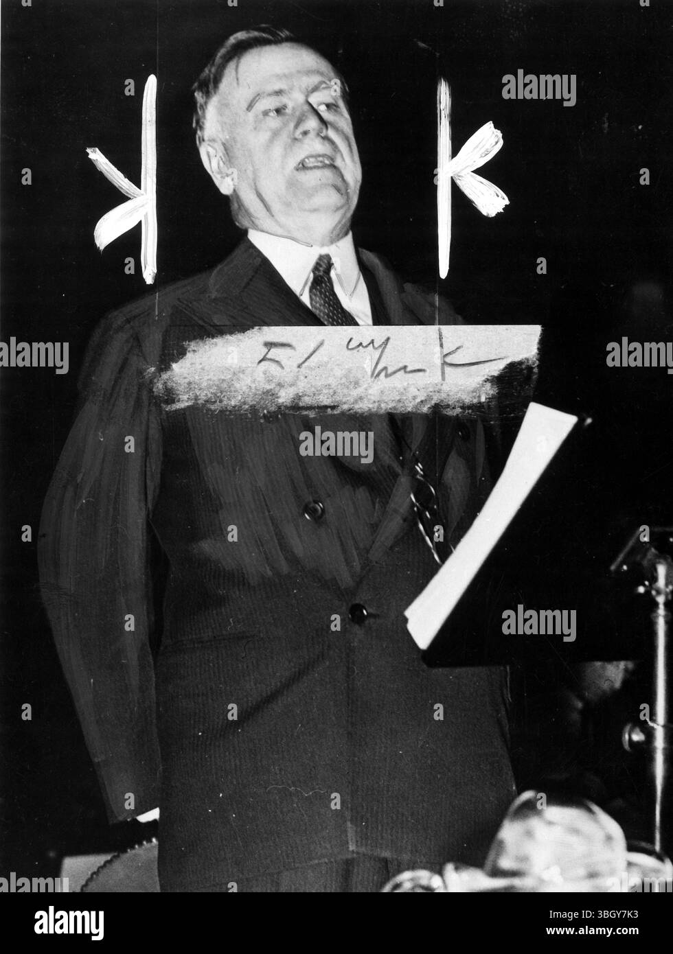 Bei House Ways and Means Ausschussanhörung. Robert L O'Brien, Republikaner, Vorsitzender der Zollkommission, fordert heute und ich märz den Kongress auf, gegenseitige Zollvorschläge von Pres Roosevelt als "der einzige Weg für uns, Ergebnisse im Außenhandel zu erzielen" anzunehmen. 9. März 1934 Stockfoto