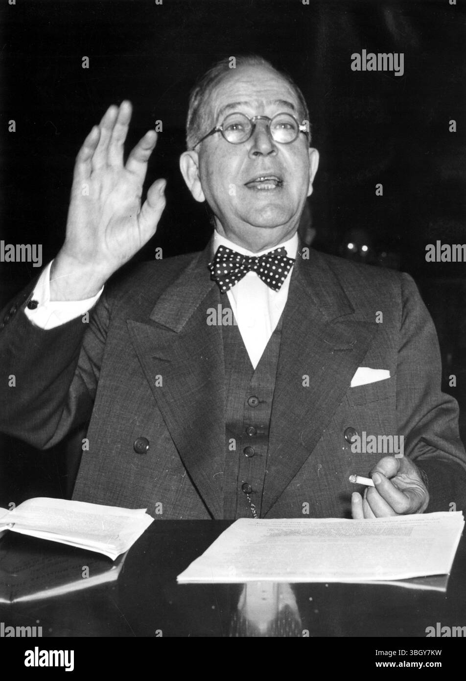 Vorgeschlagene Erhöhung der Steuerbemessungsgrundlage. Edward A O'Neal, Präsident der American Farm Bureau Federation, wie er heute vor dem House Ways and Means Committee über vorgeschlagene Steueränderungen aussagte. 2. Mai 1941 Stockfoto