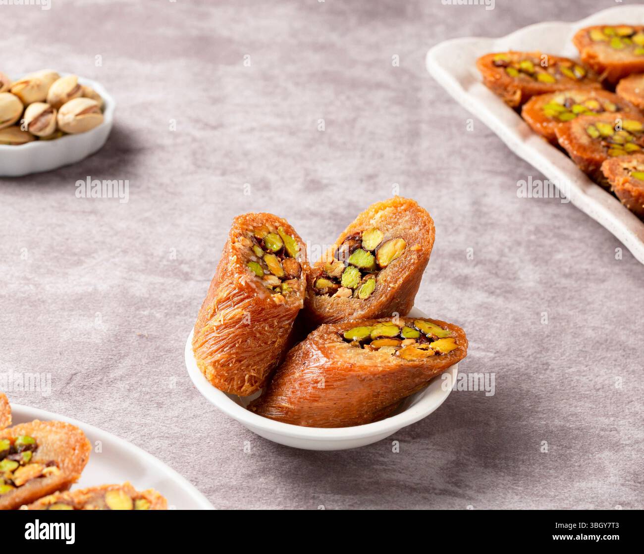 Pistazien-Knafeh-Finger, arabisches Dessert aus dem Nahen Osten. Stockfoto