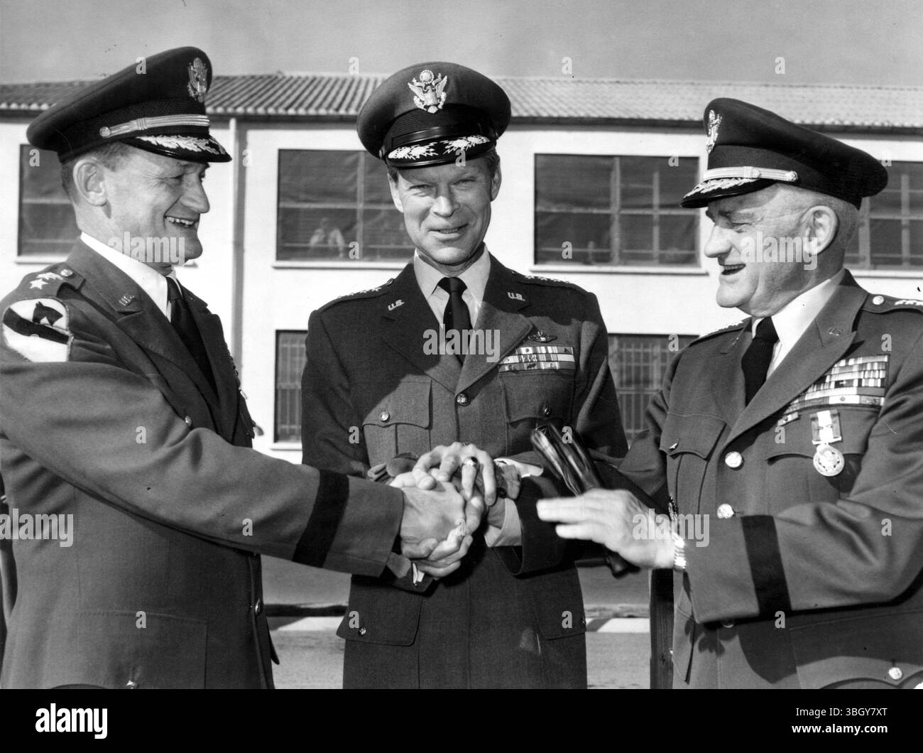 General Lauris Norstad (Mitte) schüttelte den Brüdern Charles (links) und Williston Palmer (rechts) die Hand während der Zeremonie, bei der der frühere Bruder letzteren als stellvertretender US-Oberbefehlshaber ablöste. 30. September 1959 Stockfoto