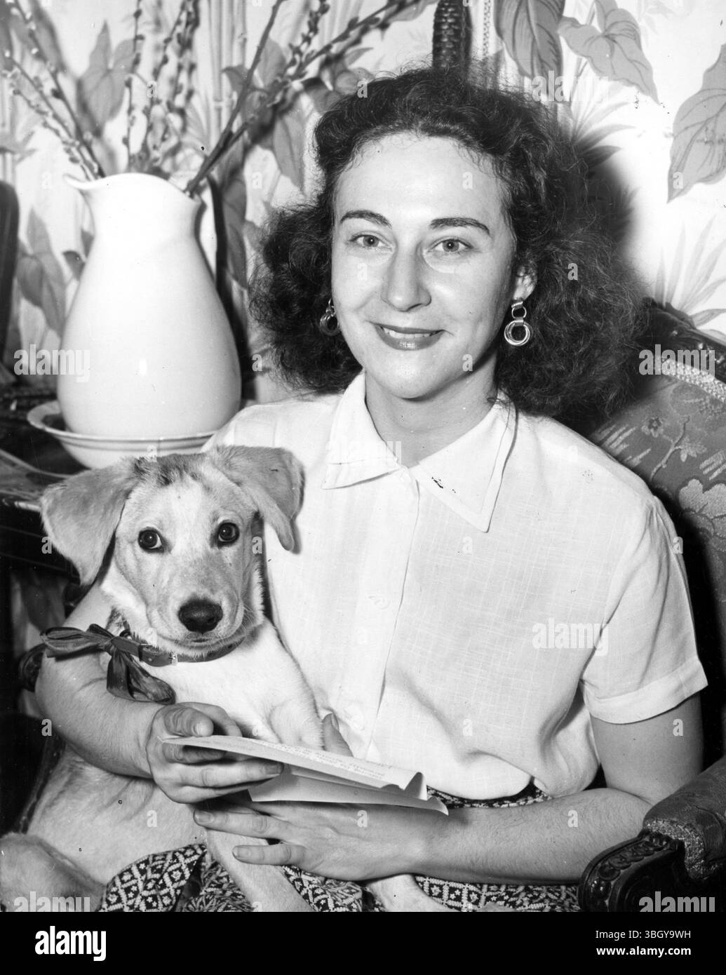 Frau bittet Malenkov, eine Zeit zu schicken. Miss Ruth Miles, 36-jährige Brooklyn-Hausfrau und Mutter einer siebenjährigen Tochter, hat einen Brief an den sowjetischen Premierminister Georgie Malenkow geschrieben, in dem er ihn bittet, ihren Soldaten freizulassen, der hinter dem Eisernen Vorhang verschwand. Vor fast 6 Monaten. 21. Mai 1953 Stockfoto